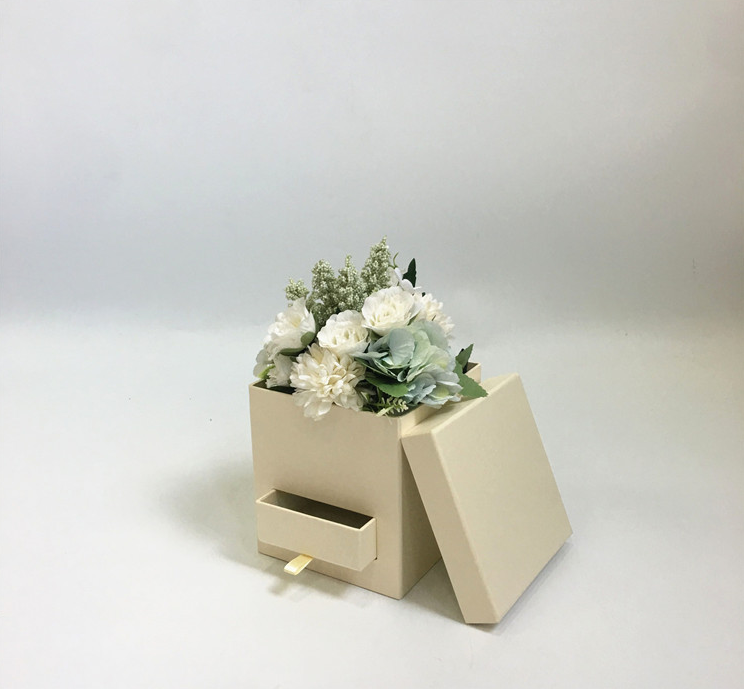 Caja Cuadrada con Gaveta Secreta 🎁