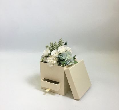 Caja Cuadrada con Gaveta Secreta 🎁